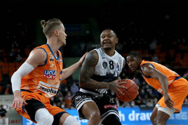 两队的中场 两队的中场